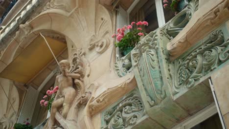 Detalles-De-La-Escultura-De-Arenisca-Cerámica-En-El-Balcón-Del-Edificio-Lavirotte-En-París,-Francia