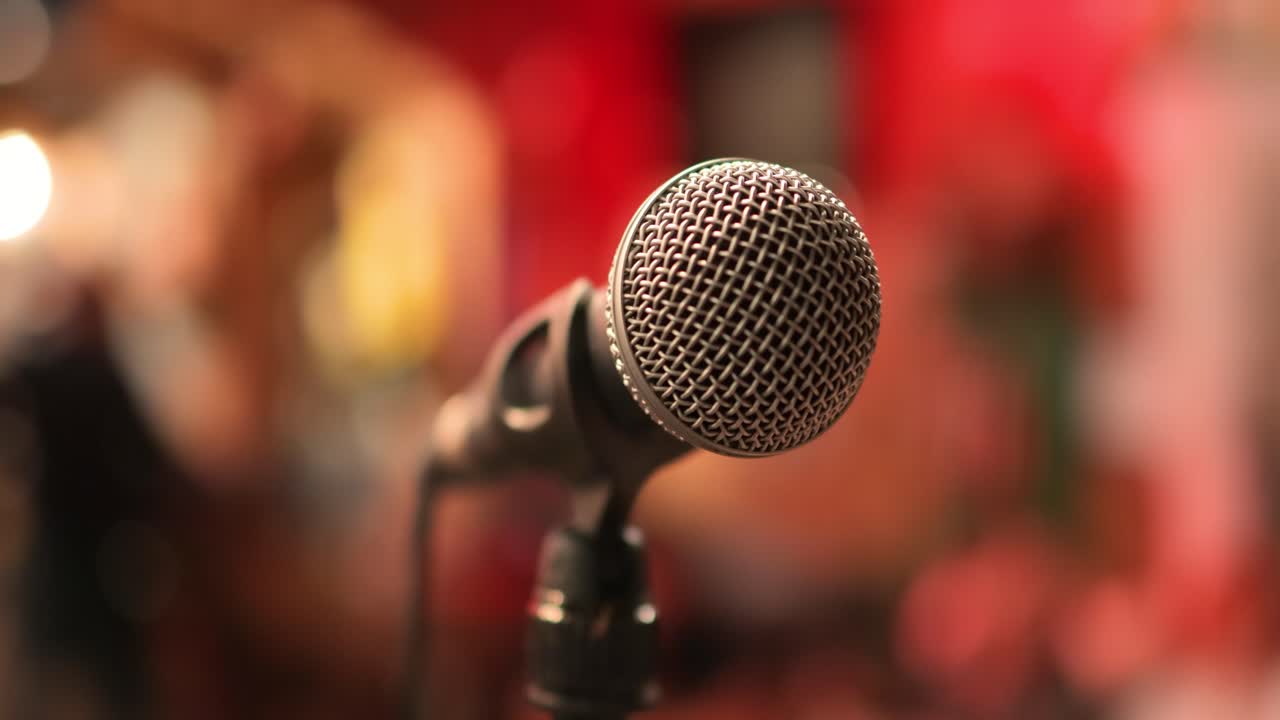 micrófono en el escenario contra un fondo de auditorio.