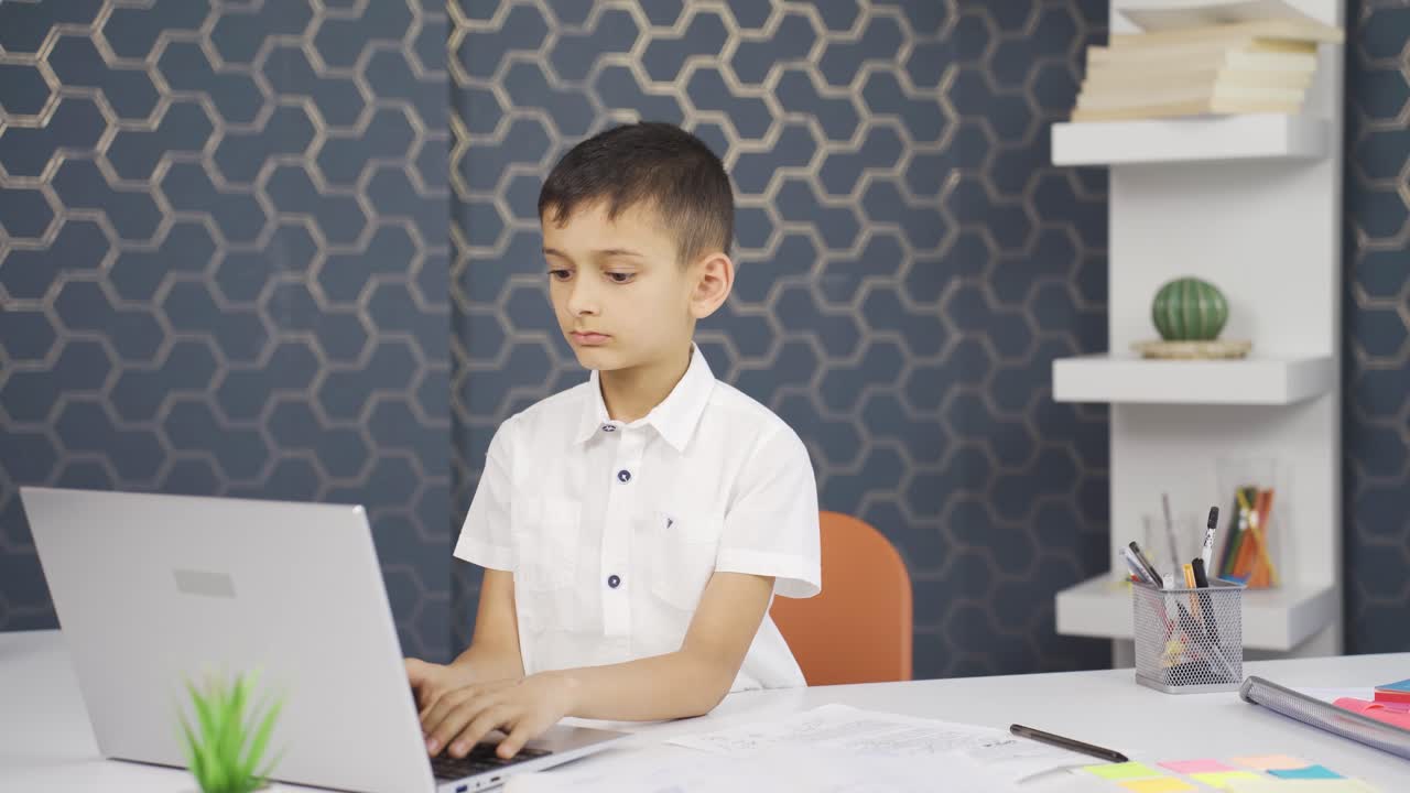 un niño que hizo bien en sus exámenes.