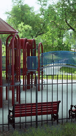 patio de recreo vacío en el parque en un día soleado
