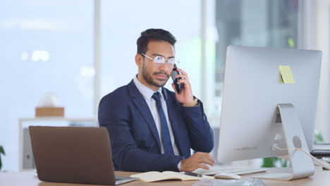 Hombre-De-Negocios-Feliz-Hablando-Por-Teléfono