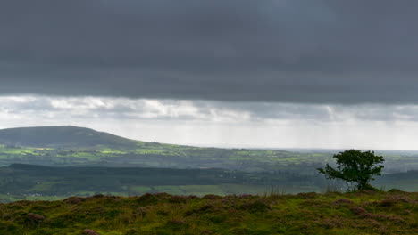 Lapso-De-Tiempo-Del-Paisaje-Rural-Con-Campos-De-Hierba-Y-Colinas-Durante-Un-Día-Nublado-En-Irlanda