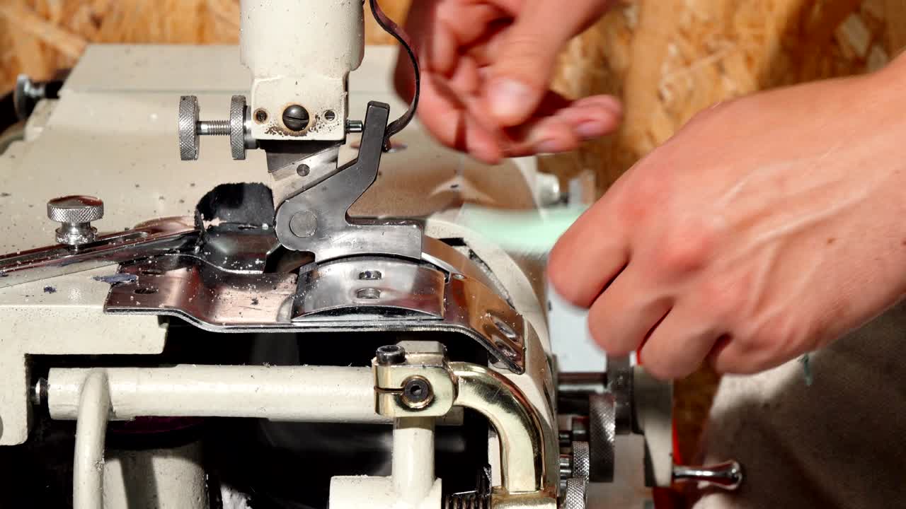 zapatero profesional que prepara cuero para la producción de zapatos