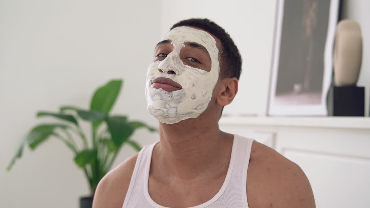 카메라를 보고 웃는 안면 마스크를 쓴 잘생긴 흑인 남자의 초상화 1