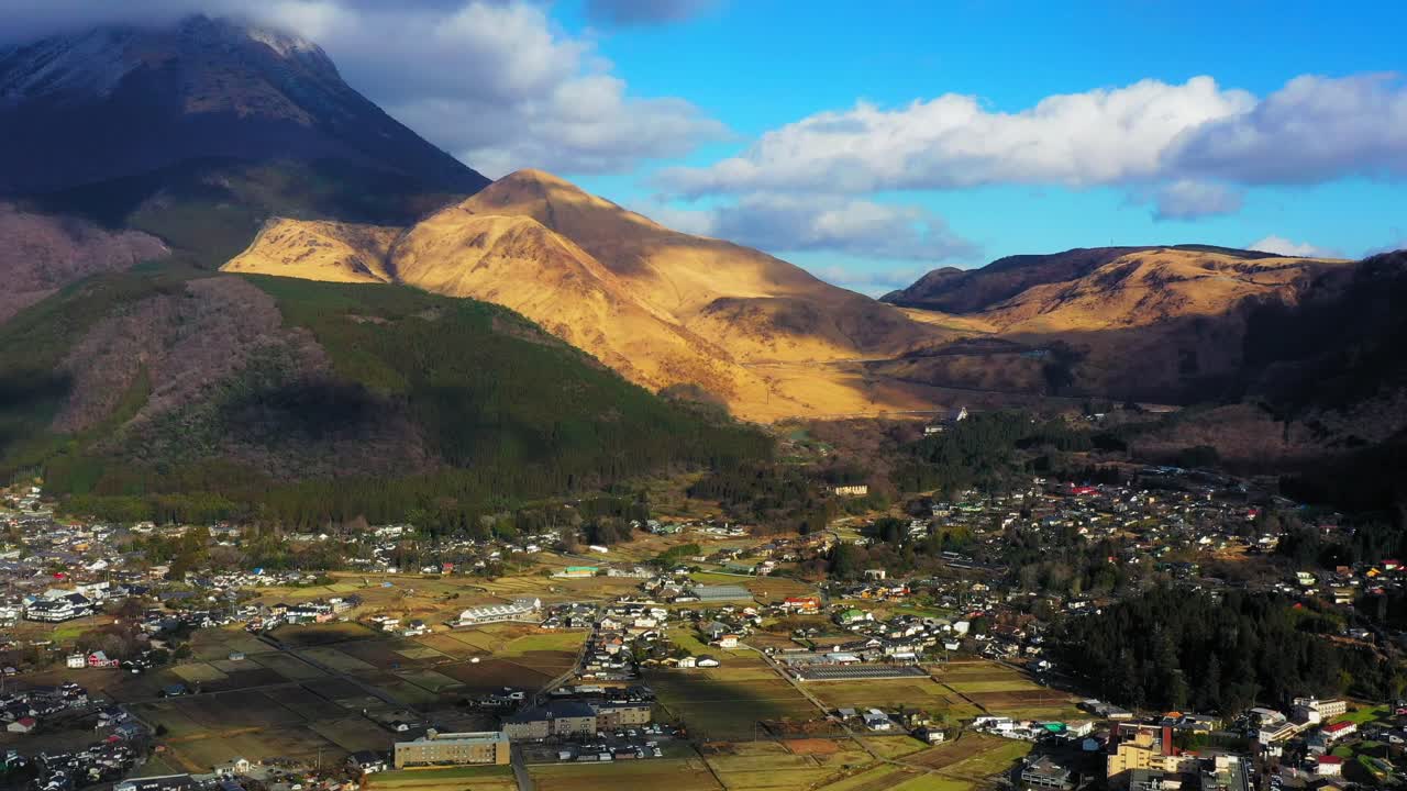 pintoresca vista del paisaje urbano en el suburbio de la ciudad de yufurin en japón