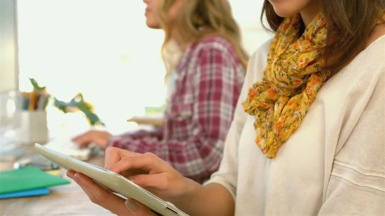 chica bonita usando su tableta