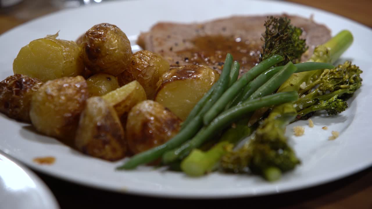 plato de bistec a la parrilla con patatas y verduras verdes