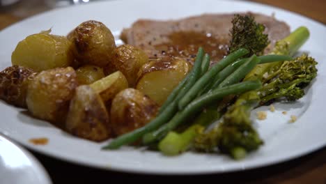 plato de bistec a la parrilla con patatas y verduras verdes
