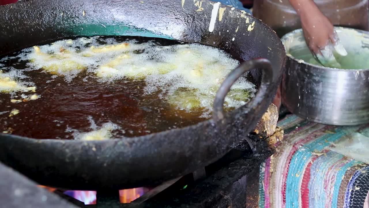fritura profunda de chile grande en aceite concentrado en la tienda de la calle o mirchi badda platos locales de la india en la calle