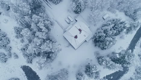 Vista-De-Pájaro-De-Un-Dron-Aéreo-Sobre-Una-Cabaña