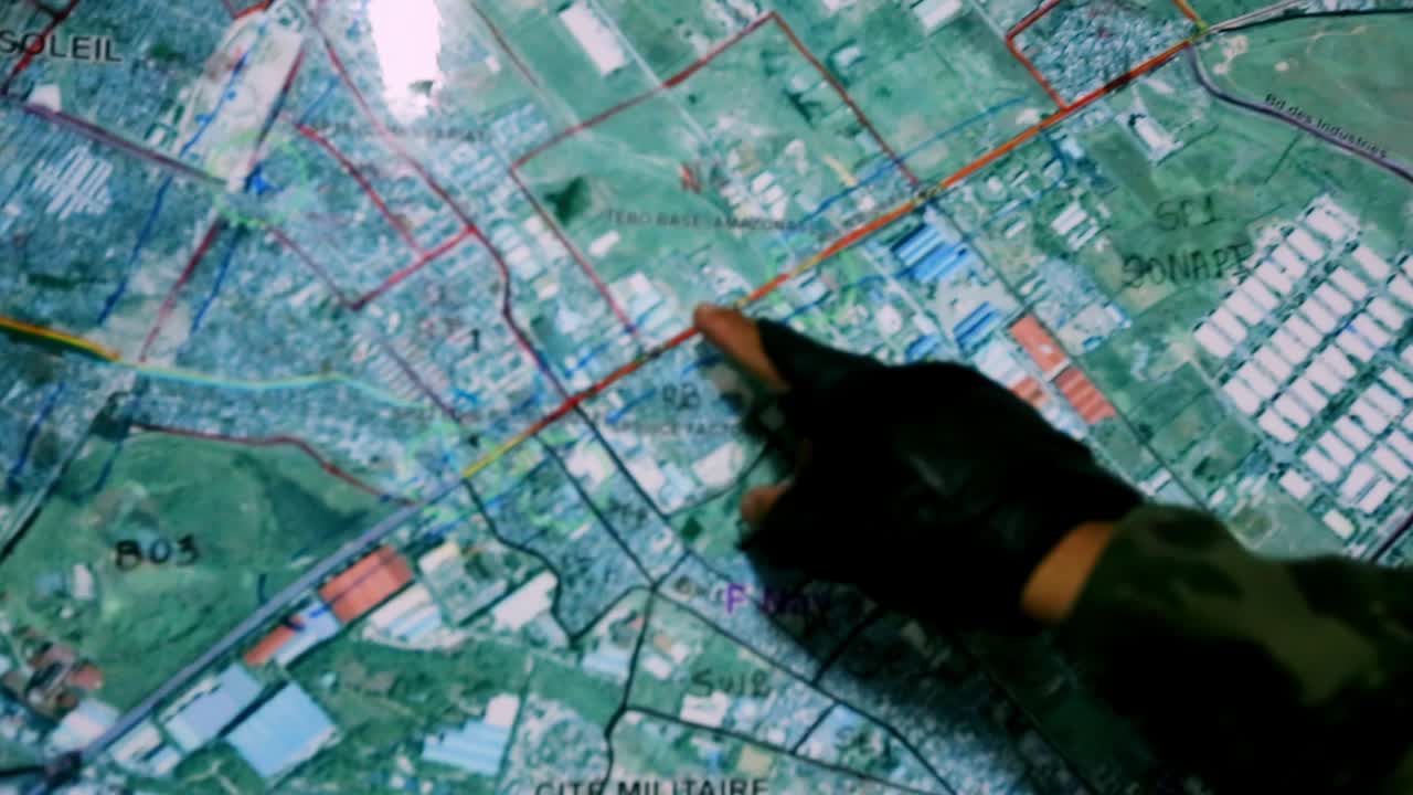 una ruta en el mapa para el ejercicio de planificación militar