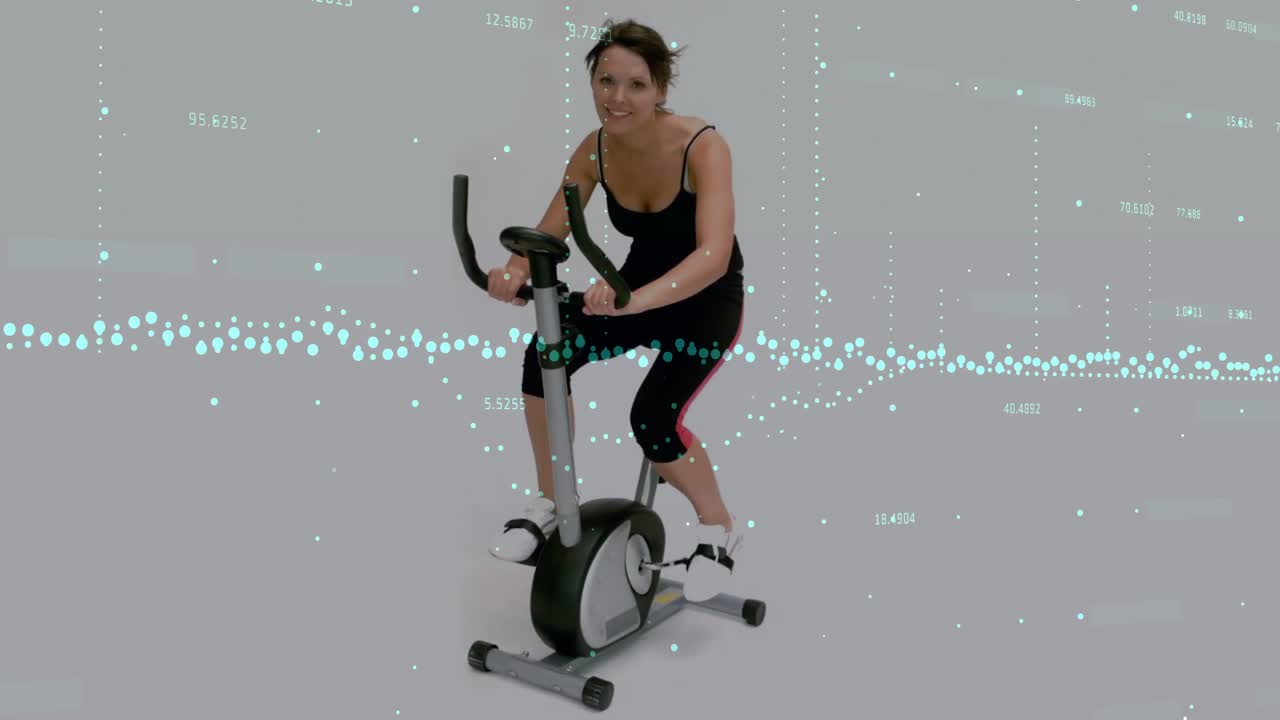 Animasyonlu veri çizgileriyle fitness takibi için kadraja girip bisiklet süren orta yaşlı kadın