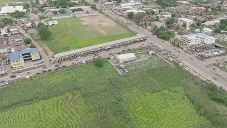 Antenne---Stadtbild-In-Jos-Plateau,-Nigeria,-Neigung-Nach-Oben-Offenbaren-Weitschuss