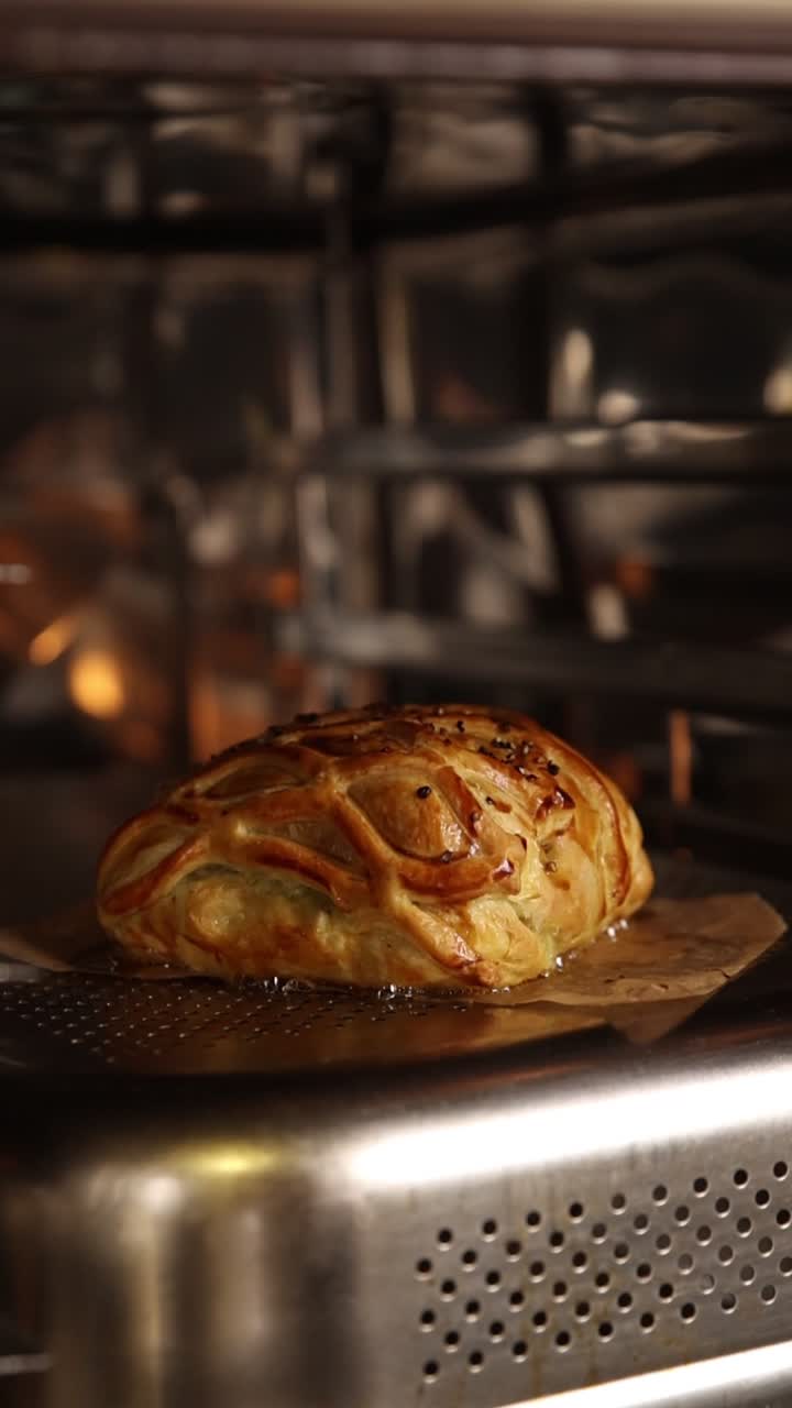 Masa dorada horneándose dentro de un horno caliente