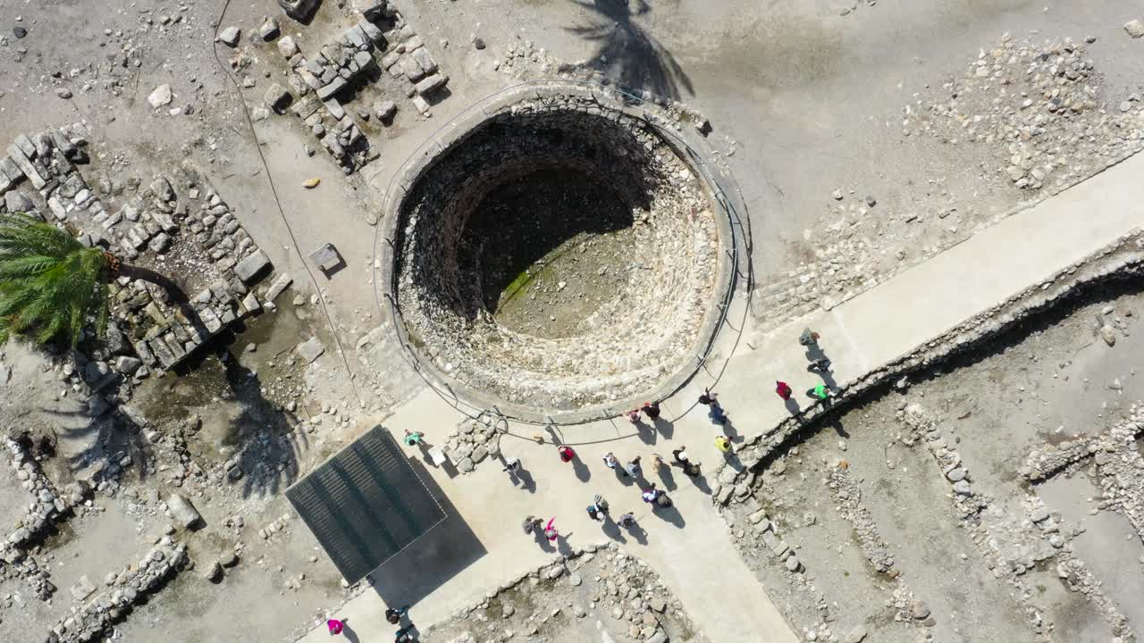 Flyfoto av turister som besøker Megiddo nasjonalpark, Israel