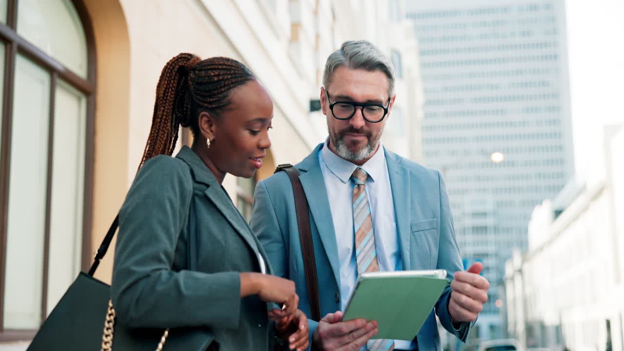 Stretta di mano d'affari tra due professionisti