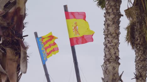 Eine-Nahansicht-Der-Fliegenden-Flaggen-Von-Spanien-Und-Katalonien-Im-Hafen-Von-Katalonien
