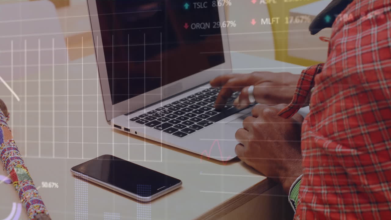 animazione dell'elaborazione dei dati finanziari su un uomo afroamericano che usa uno smartphone e un portatile