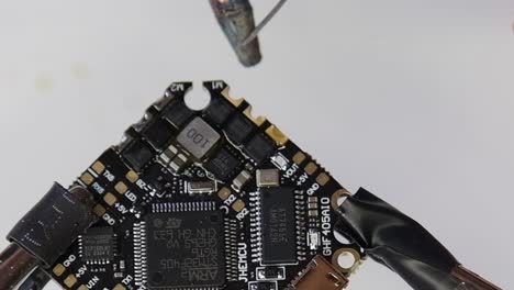 fabricación de drones, chips, soldaduras, reparaciones, mecánicos y placas base