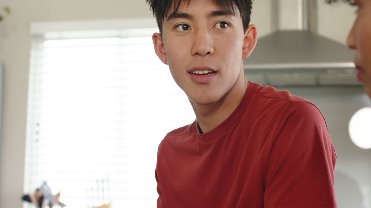 주방 카운터에서 머그잔을 들고 있는 다양한 커플의 모습입니다. 아시아 남성이 홀짝이며 이야기하는 모습이 보입니다.