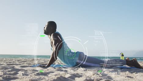 animación de la interfaz digital sobre un hombre afroamericano haciendo pose de cobra yoga en la playa