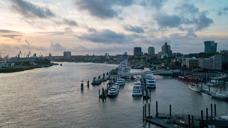 Hamburger-Skyline-Und-Fluss-Bei-Sonnenuntergang