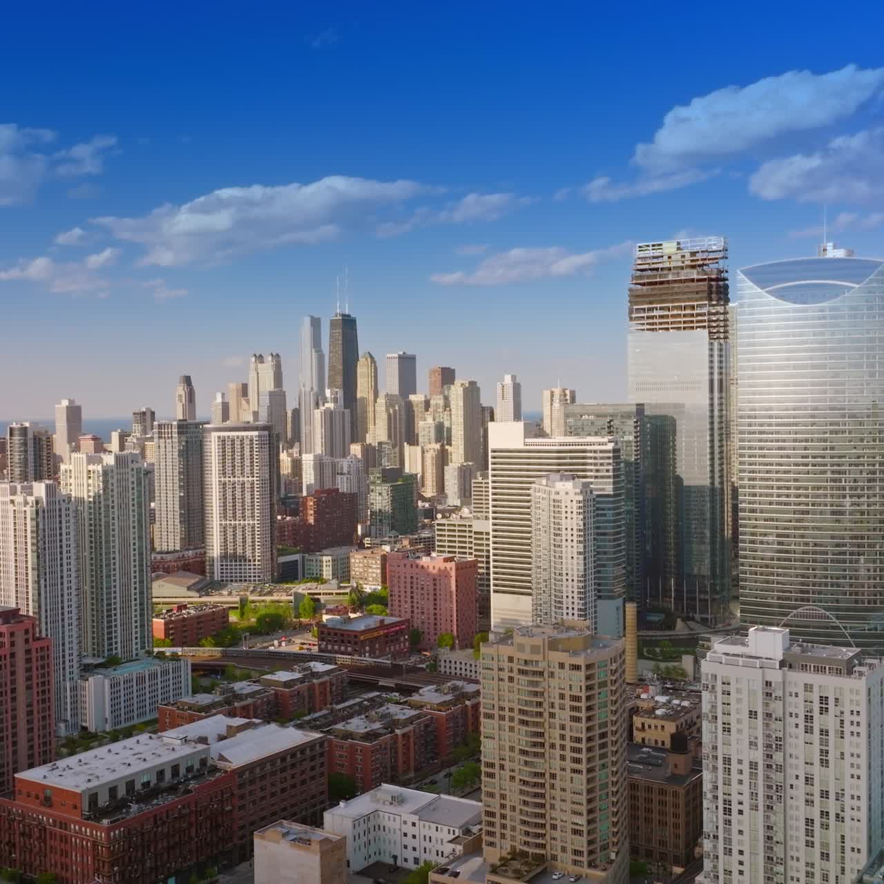 Arquitetura incrível de Chicago sob a luz brilhante do sol da manhã. Drone sobrevoando a cidade maravilhosa. Céu azul com nuvens ao fundo
