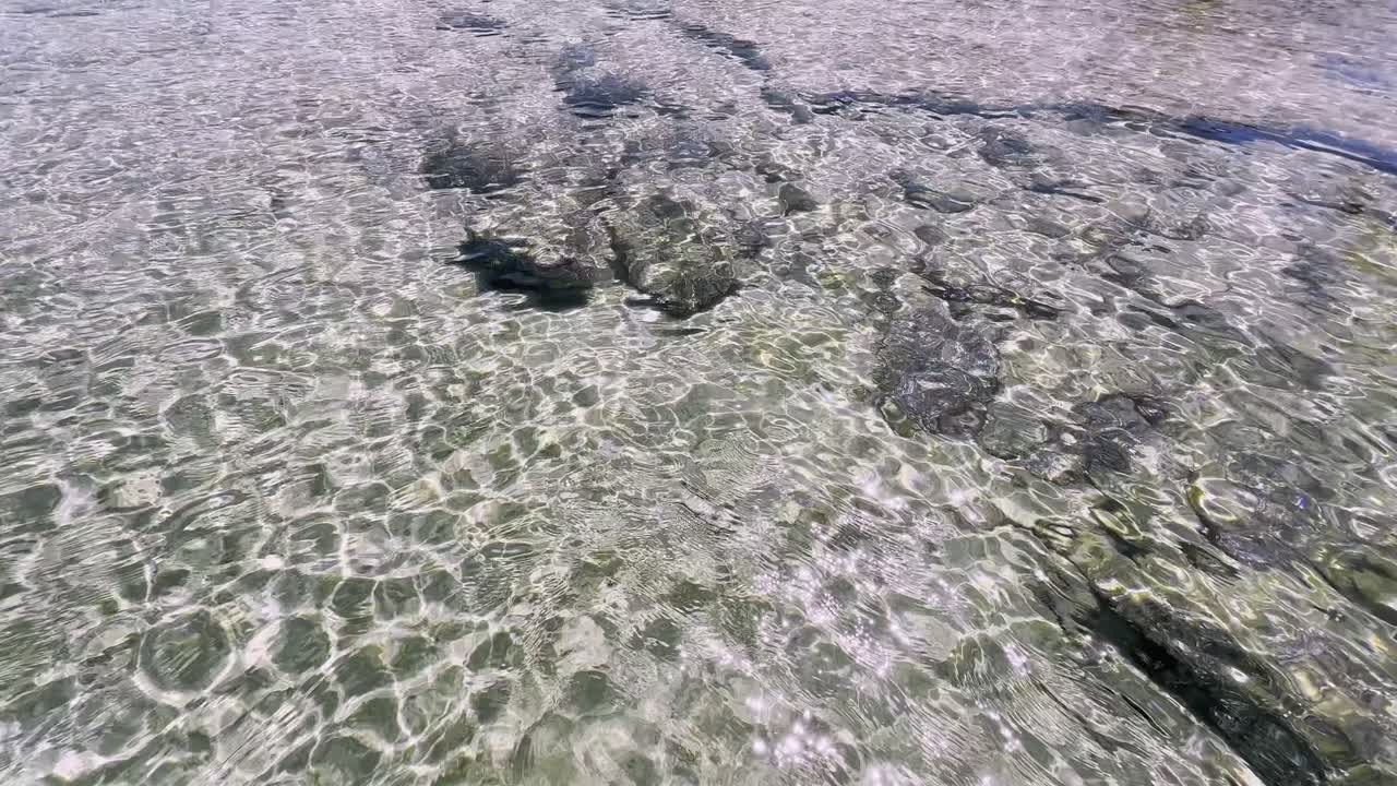 그리스 할키디키 반도의 청정 파란 발 해변