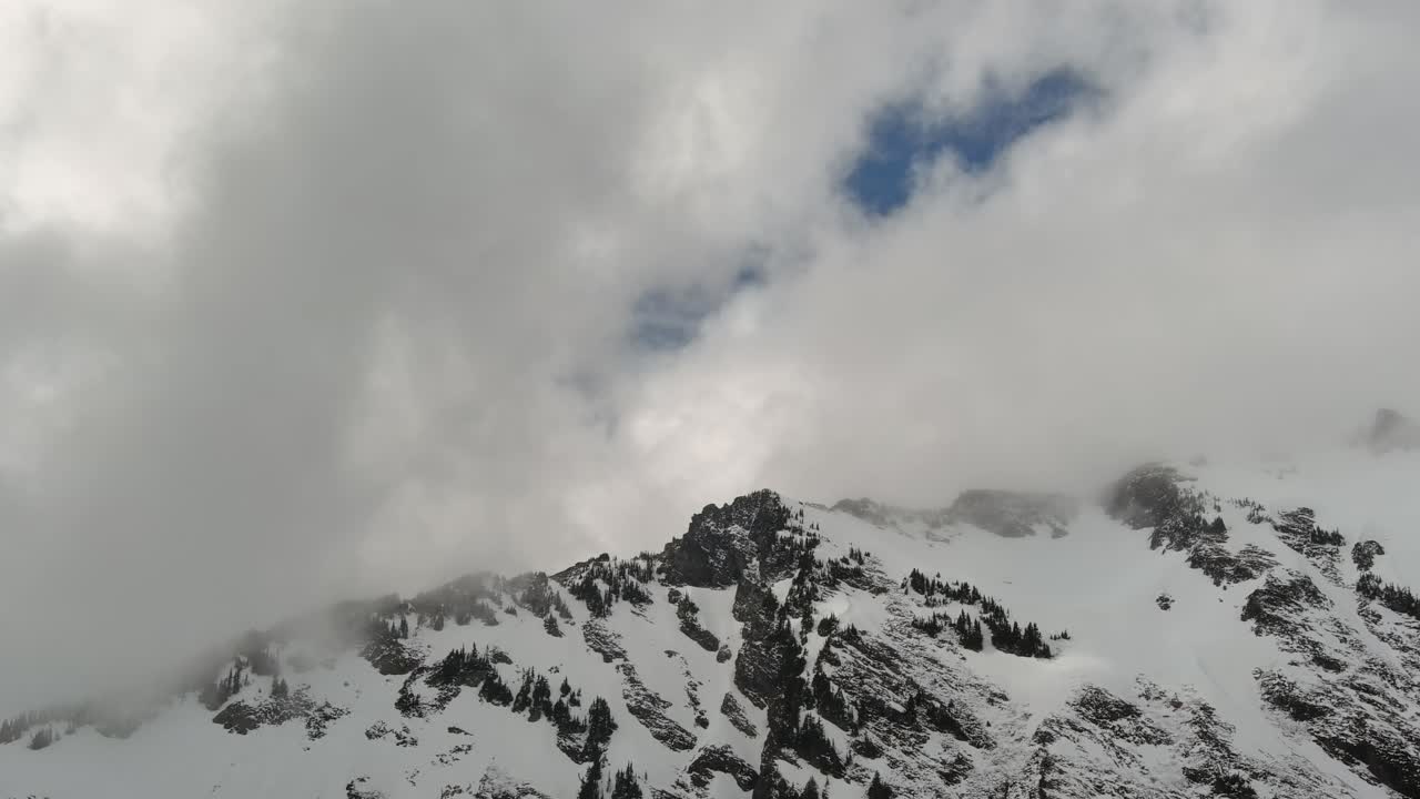 나무 가 있는 눈 인 바위 가득 한 산 경관