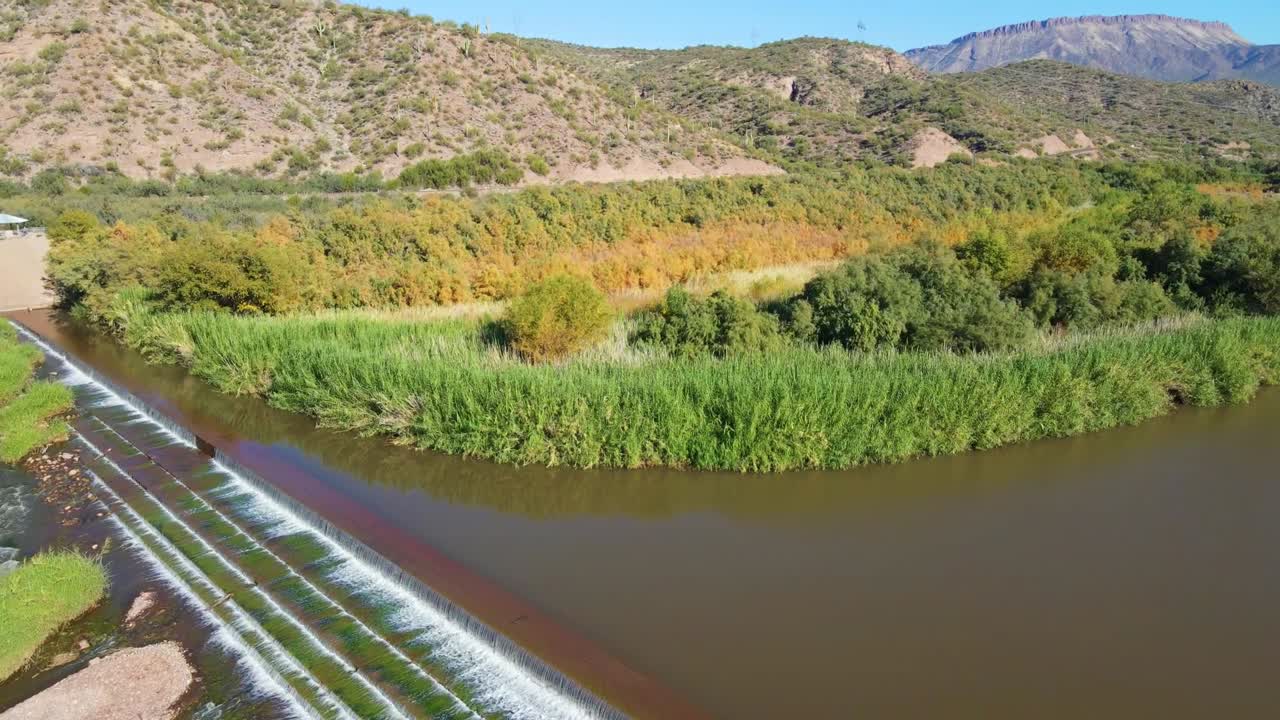 루즈벨트 호수 애리조나의 소금 강의 전환 댐