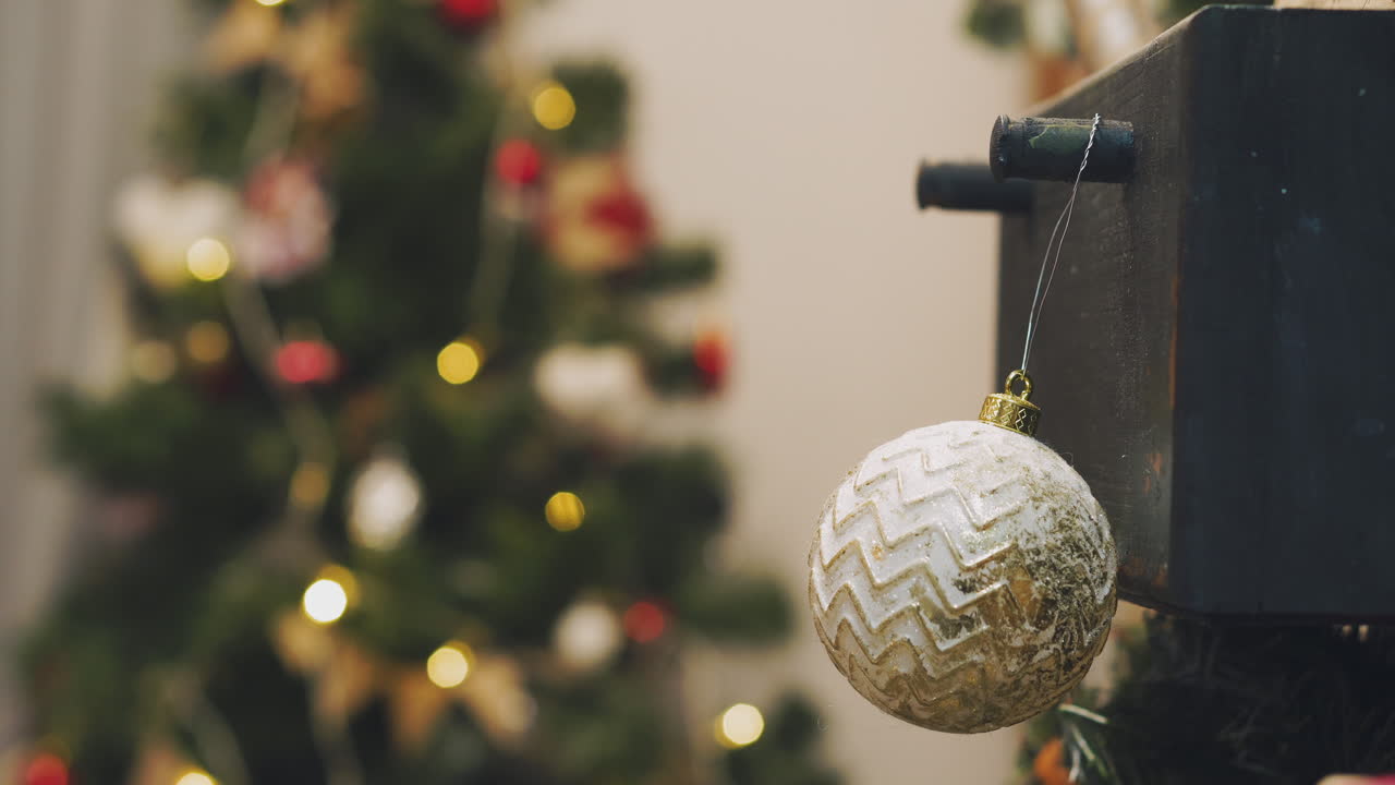 mujer de mano decorando el árbol de navidad con luces navideñas.