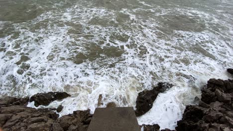 폭풍우가 불고 있는 아드리아 해의 파도가 바람이 불고 있는 해안 도시 부드바 (budva) 근처의 바가 바위 위에 거품을 어 놓았다.