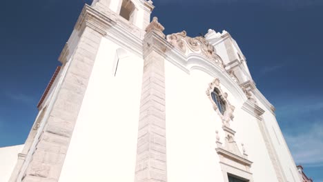 Vista-De-ángulo-Bajo-De-La-Iglesia-De-San-António-Contra-Un-Cielo-Azul-En-Lagos,-Portugal