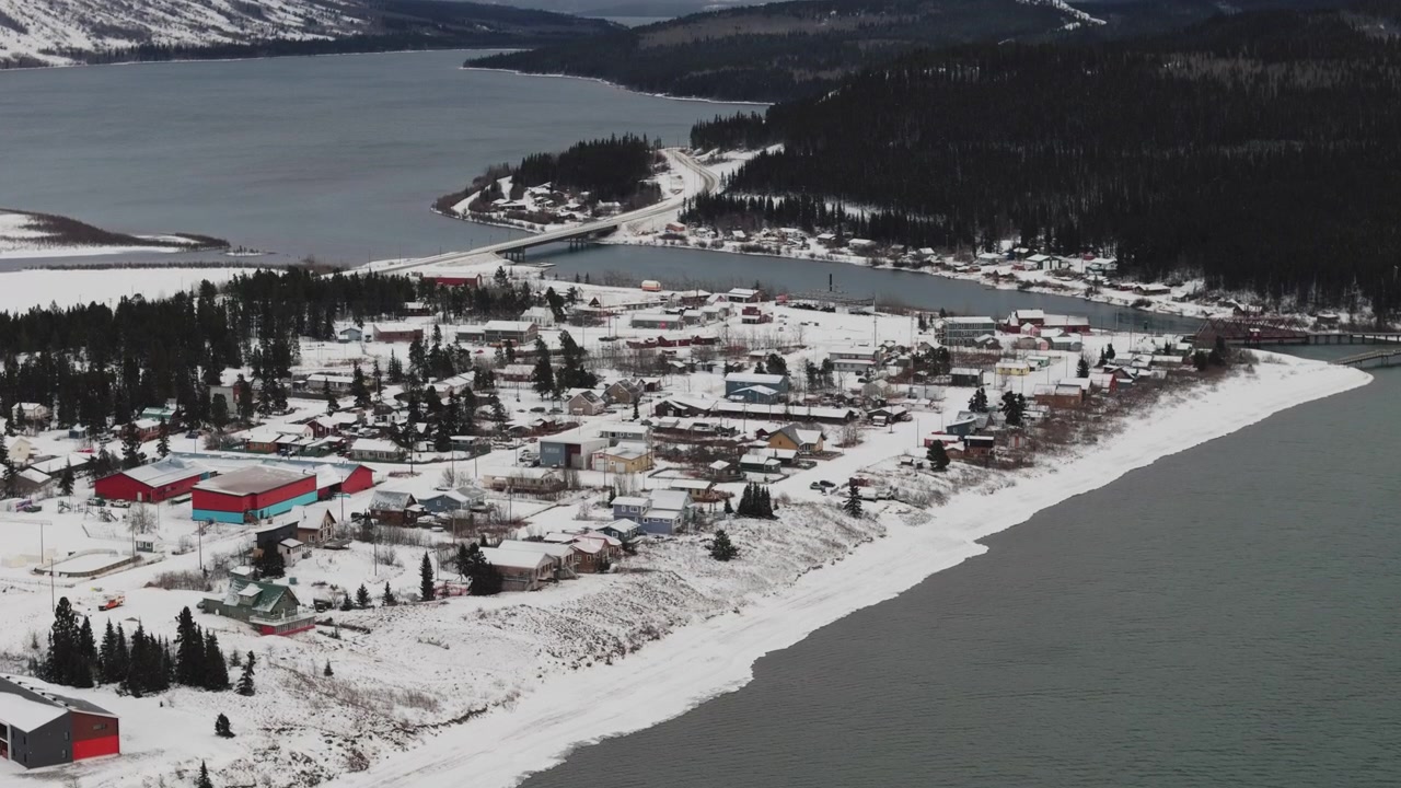 Lumipeitteinen Caribou Crossingin kaupunki Bennett-järvellä Yukonissa, Kanadassa. Ilmakuva dronella.