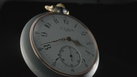 primer plano de un reloj de bolsillo antiguo