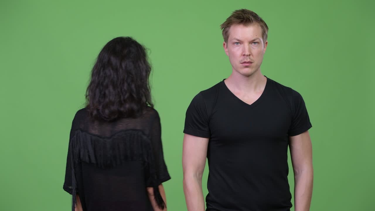 두 팔을 함께 교차 젊은 부부