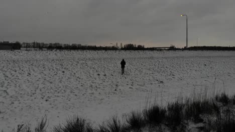 An-Einem-Bewölkten-Wintertag-Geht-Der-Mann-Im-Verschneiten-Feld-Bergauf