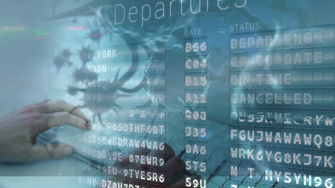 célula flotante de covid-19 sobre el tablero de salida del aeropuerto contra la sección media de la persona que usa la computadora