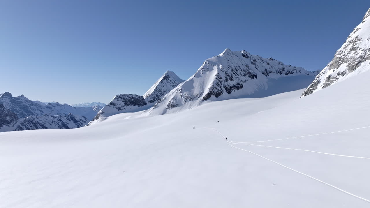 Freeride con snowboard nella neve fresca profonda sulle Alpi svizzere, tracciando curve su terreno incontaminato con svolte dinamiche e splendidi sfondi alpini