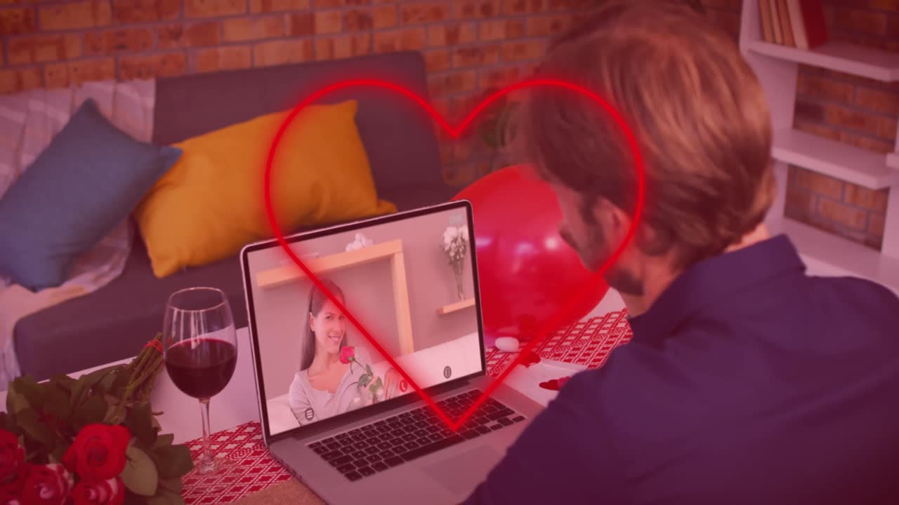 Contorno de coração de néon vermelho com um homem caucasiano acenando durante uma videochamada no laptop