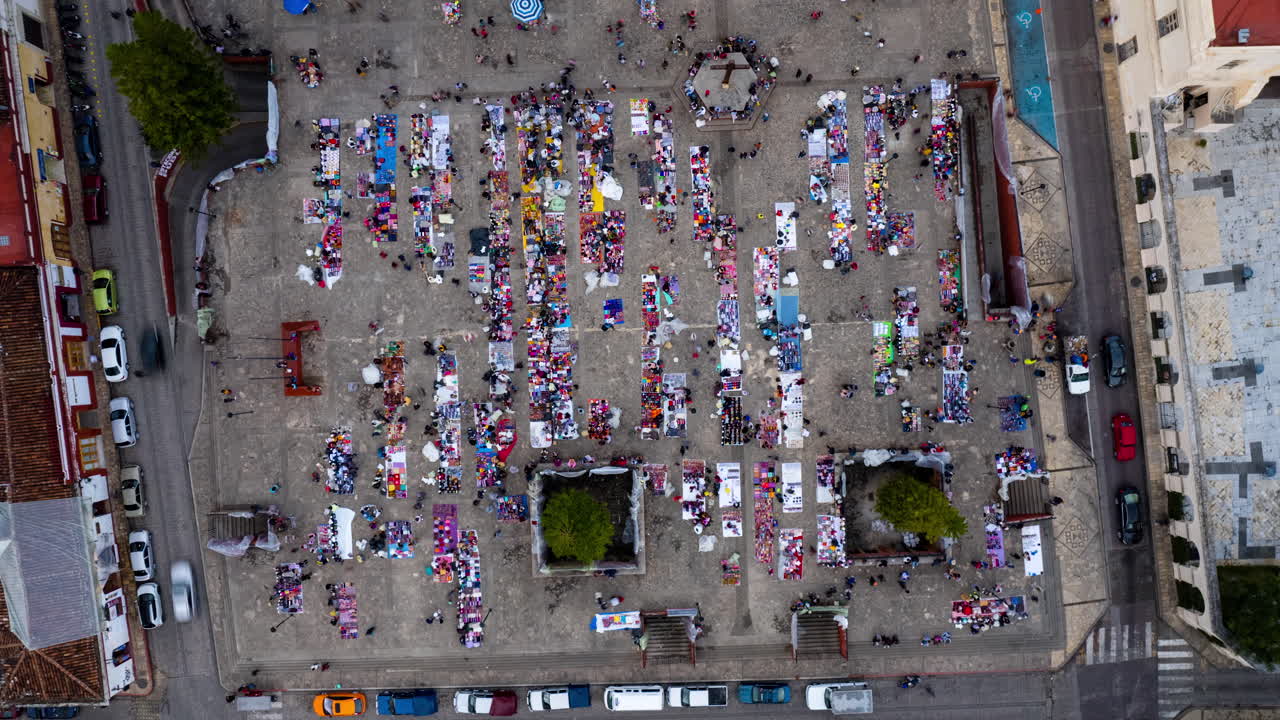 timelapse cenital durante un tianguis tradicional y mercado callejero en san cristobal de las casas en chiapas mexico