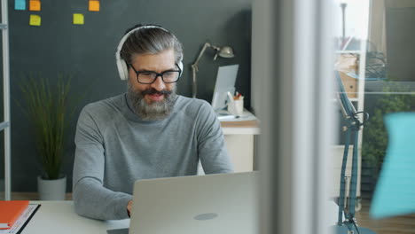 gente de negocios trabajando en la oficina