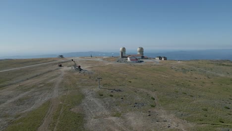 Antigua-Estación-De-Radar-En-El-Punto-Más-Alto-De-La-Torre-Serra-Da-Estrela,-Portugal