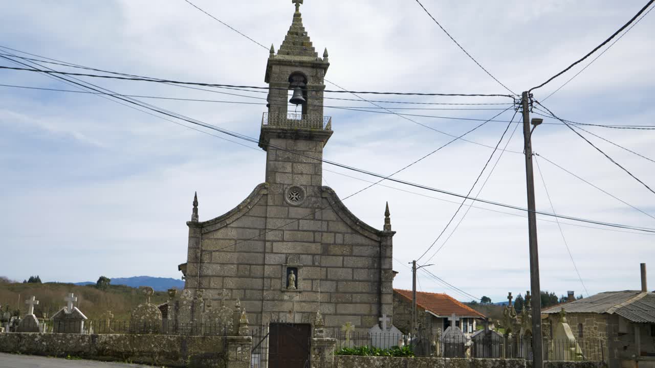 histórica iglesia de san vicente de abeleda en medio de la galiza rural