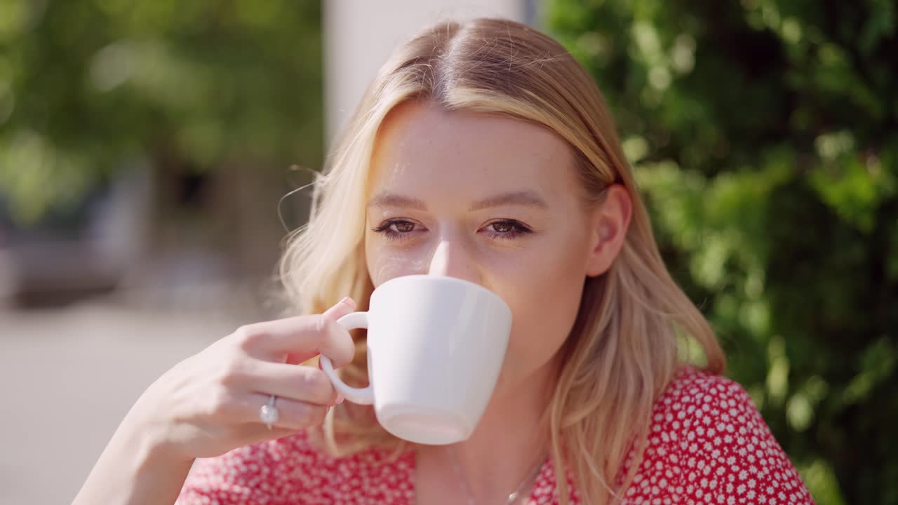 은 드레스를 입은 여자 야외