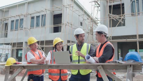 equipo diverso de ingenieros civiles gerente, arquitectos y capataz, trabajador. mientras utiliza la computadora portátil inspeccionar discutir la reunión proyecto de construcción y señalando en el sitio de construcción. bienes raíces y concepto de construcción.