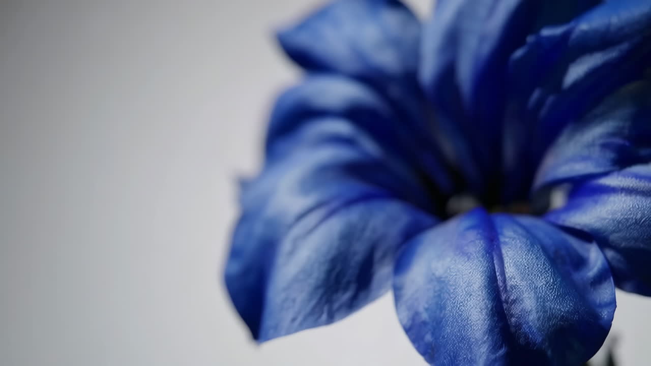 Primo piano di un fiore artificiale blu
