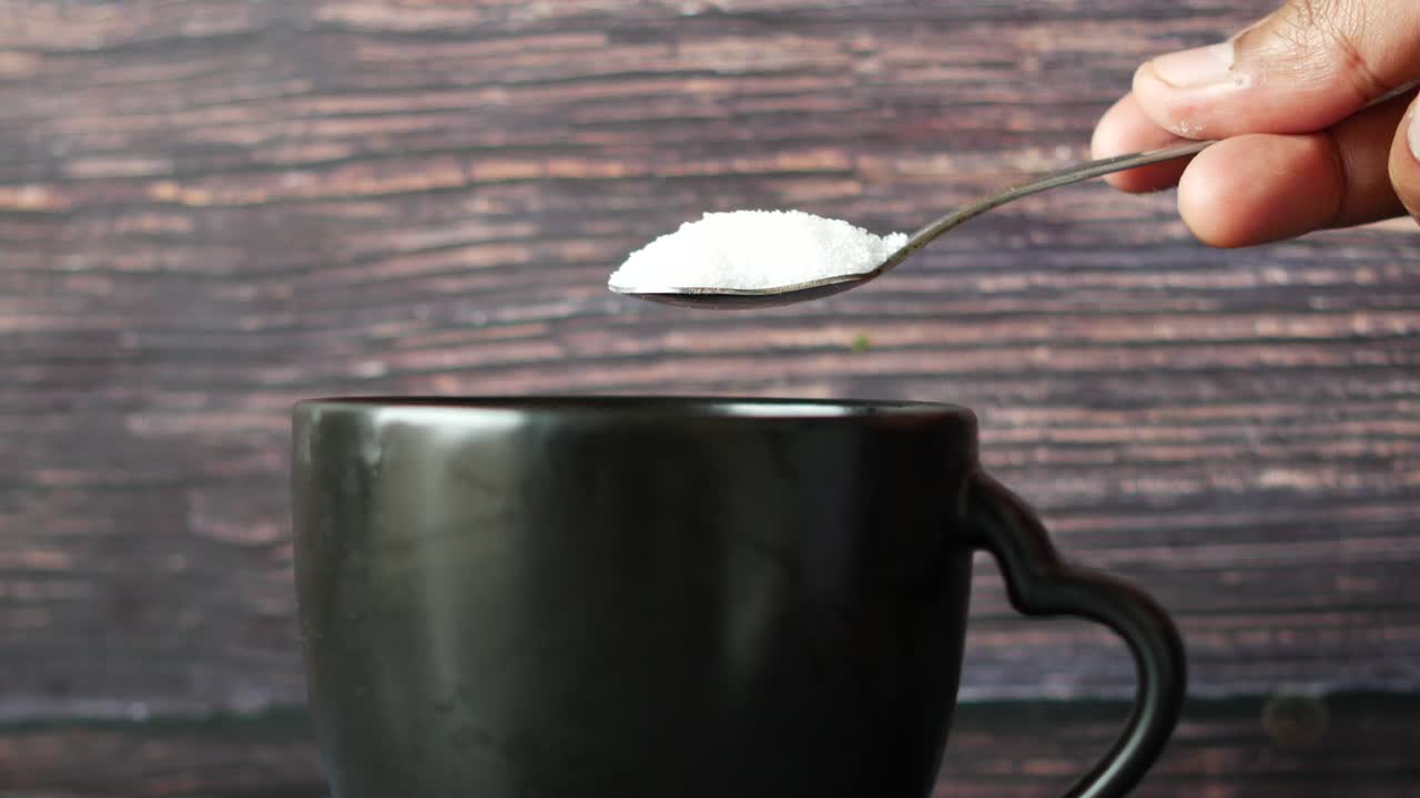 añadir azúcar a una bebida