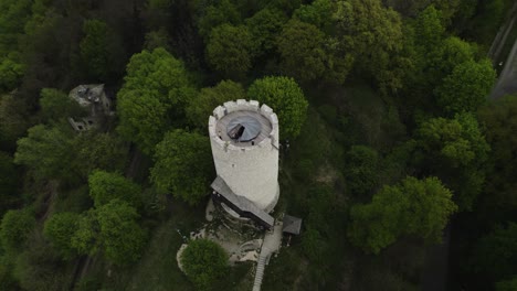 vista de inclinación del drone del punto de vista en la histórica torre del castillo de kazimierz dolny