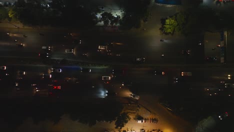 vista aérea de arriba hacia abajo de la autopista más concurrida shahrah e faisal por la noche con tráfico en movimiento, karachi, pakistán